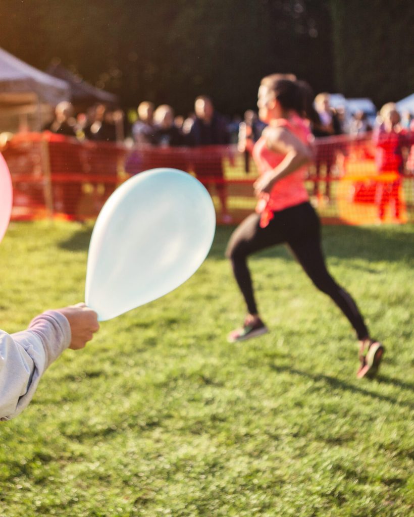 race-participant-runs-past-balloon-holders-at-even-2026-01-05-05-26-02-utc